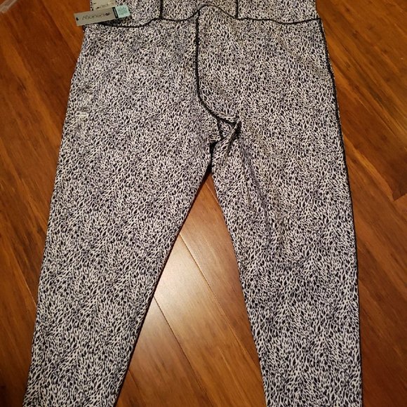 Plus Size Black and White Leggings - 3X - Picture 3 of 5